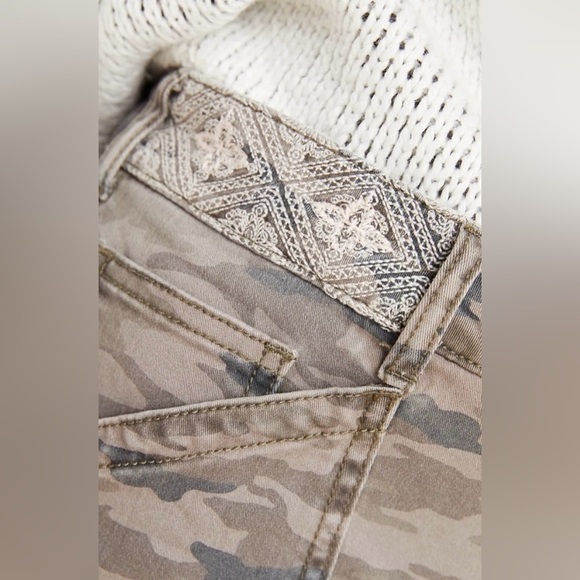 By Anthropologie Mavis Embroidered Green Camo Utility Pants - Size 26 - Picture 4 of 12